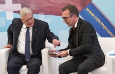 Bundespräsident Joachim Gauck bespricht neue diagnostische Methoden mit InfectoGnostics-Sprecher Jürgen Popp.  (Foto: InfectoGnostics/Jens Meyer)