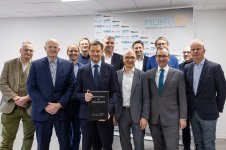 Ministerpräsident Michael Kretschmer mit den Begründern vom neuen Radiopharmacy Cluster Dresden- nukliD.

v.l.n.r.:Andreas Kluge, ABX CRO; Jakub Simecek, Trimt GmbH; Felix Husmann, EZAG Isotop technologies Dresden GmbH, Dr. Björn Wolf, HZDR; Michael Kretschmer, Ministerpräsident Sachsen; André Hofmann, biosaxony Management GmbH; Dr. Gunnar Mann, EZAG Gamma Service Recyling GmbH; Dr. Marco Müller, ABX biochemical compounds; Dr. Dirk Freitag-Stechl, CUP Contract Labs; Jens Junker, Rotop Pharmaka Gmbh; Dr. Wilhelm Zörgiebel, MDG- Molecular Diagnostic GroupGmbH; Prof. Klaus Kopka, HZDR.