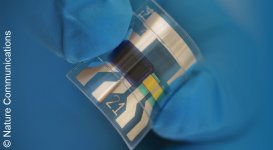 Eine hauchdünne und flexible Sensorfolie, basierend auf kostengünstigen organischen Halbleitern, erlaubt es, die chemische Zusammensetzung einer Probe berührungslos und in Echtzeit zu bestimmen. Für diesen Zweck wurde eine neue Bauteilarchitektur erfunden