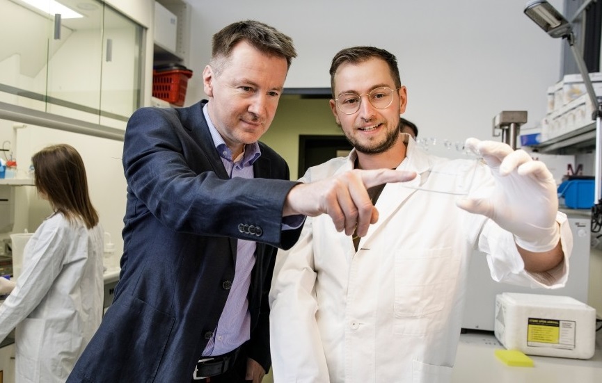 Endlich ist das Protein sauber genug zur Kristallisation. Prof. Dr. Norbert Sträter (l.) und Doktorand Konstantin Richter analysieren die Proteinreinheit anhand eines Gels zur Protein-Größenanalyse. Endlich ist das Protein sauber genug zur Kristallisation. Prof. Dr. Norbert Sträter (l.) und Doktorand Konstantin Richter analysieren die Proteinreinheit anhand eines Gels zur Protein-Größenanalyse.