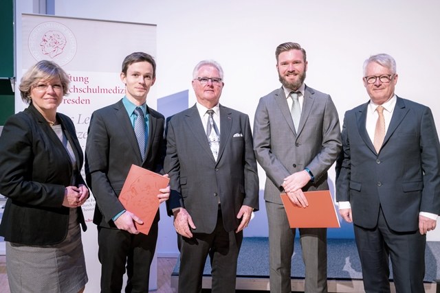 Die Stipendiaten Maximilian Kießler (2.v.l.) und Alexander Rothe (2.v.r.) mit Jürgen Preiss-Daimler (Mitte), Forschungsdekanin Prof. Angela Rösen-Wolff (l.) und Dekan Prof. Heinz Reichmann (r.). Foto: André Wirsig, MF TUD.