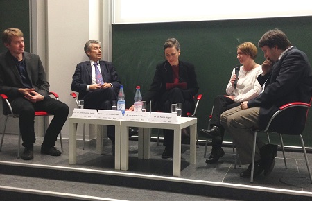 Podiumsdiskussion (v.l.n.r.): Prof. Dr. med. Johannes Lemke, Prof. Dr. med. Renaldo Faber, Moderatorin Anne Schlosser, Dr. rer. nat. Marion Bartel, Dr. iur. Fabian Magerl